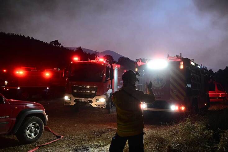 Δύσκολη νύχτα για τους πυροσβέστες στο Πόρτο Γερμενό