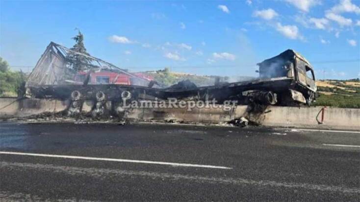 Το ένα από τα δύο φορτηγά έχει πέσει πάνω στο προστατευτικό διάζωμα της Εθνικής Οδού Αθηνών - Λαμίας