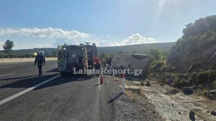 Πυροσβεστικά οχήματα και ασθενοφόρα ΕΚΑΒ στο σημείο που έγινε το τροχαίο δυστύχημα με τα φορτηγά στην Εθνική Οδό Αθηνών - Λαμίας
