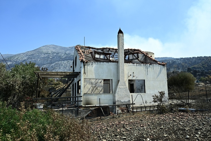 Η επόμενη ημέρα στο Πόρτο Γερμενό - Εικόνες θλίψης και καταστροφής μετά το πέρασμα της φωτιάς