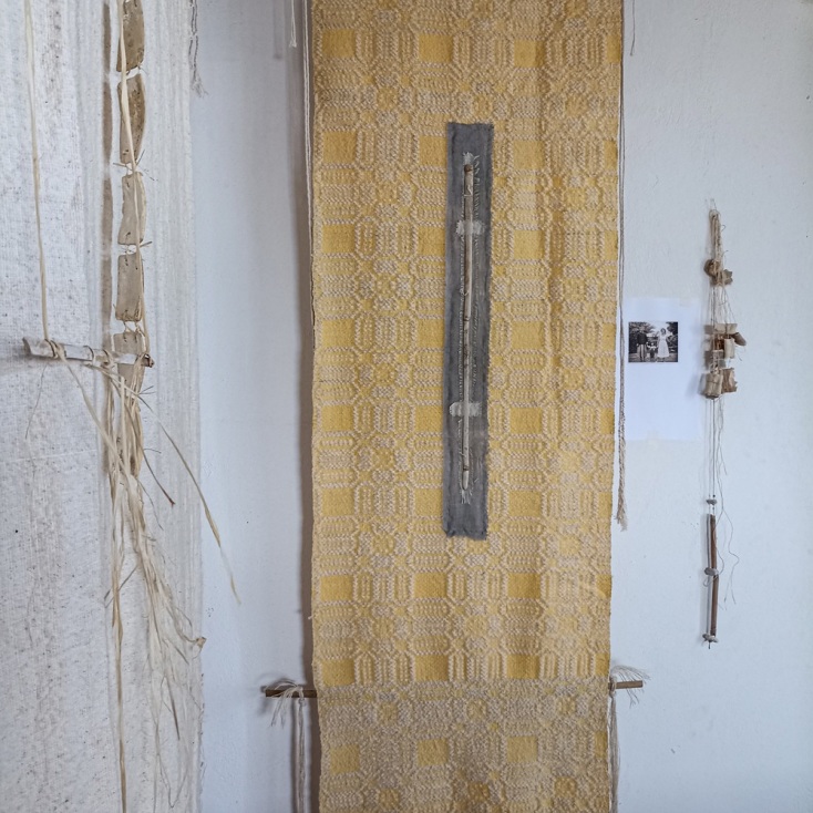 Ειρήνη Γκόνου, Τελετουργικά φαντά, Υφαντά στον αργαλειό με μαλλί και βαμβάκι, ύφασμα από βαμβάκι, γάζα, νεροκολοκύθα, κύπερη, καλάμι, 2026