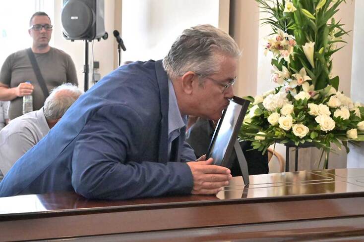 Ο Δημήτρης Κουτσούμπας στην κηδεία του Λάκη Χαλκιά