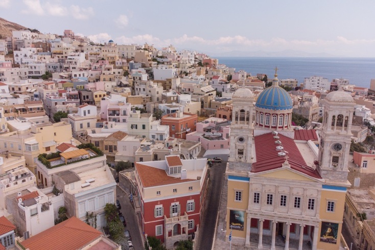 Διεθνή μέσα της Ιταλίας ανακαλύπτουν τη διαχρονική γοητεία της Σύρου	