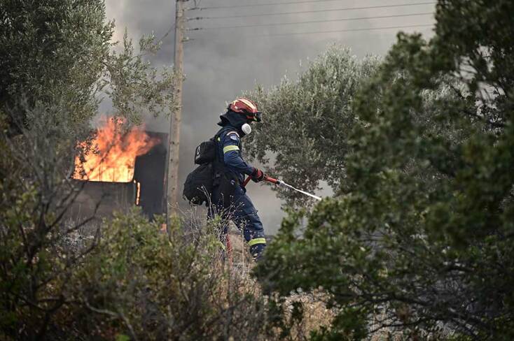 Πυροσβέστης με ειδική μάσκα προστασίας από τους καπνούς