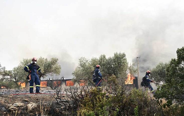 Η φωτιά έκαψε επιχείρηση στον Κουβαρά Αττικής