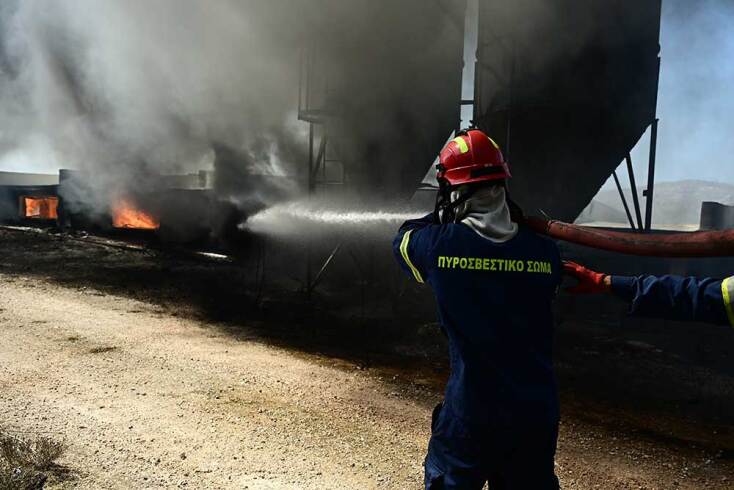 Συνεχίζεται η μάχη με τις φλόγες στον Κουβαρά Αττικής