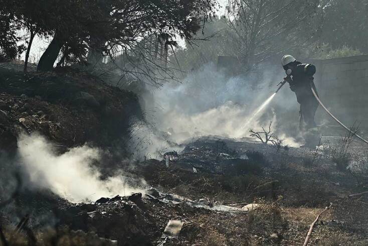 Πυροσβέστες στον Κουβαρά σβήνουν ενεργές εστίες