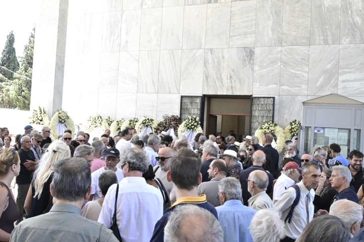 Πλήθος κόσμου στην πολιτική κηδεία του Νίκου Καλογερόπουλου