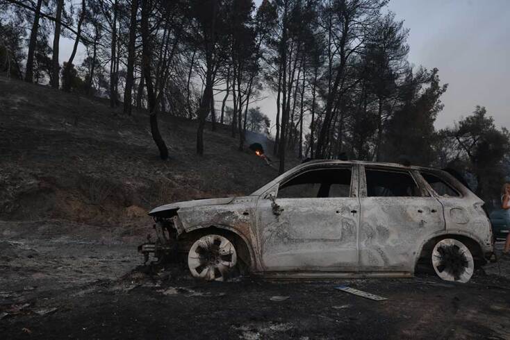 Η πυρκαγιά στο πρώτο πόδι της Χαλκιδικής εξελίχθηκε με ταχύτητα, κάνοντας στάχτη αυτοκίνητα