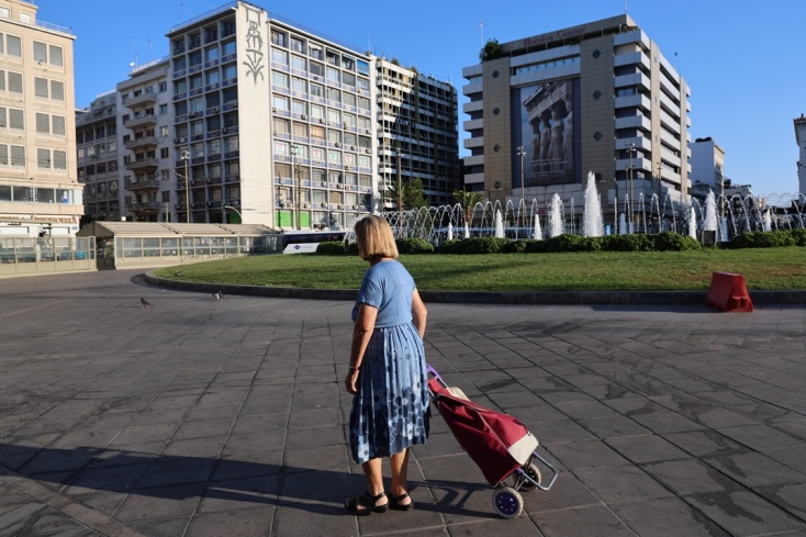 Γυναίκα με καρότσι λαϊκής στην Ομόνοια