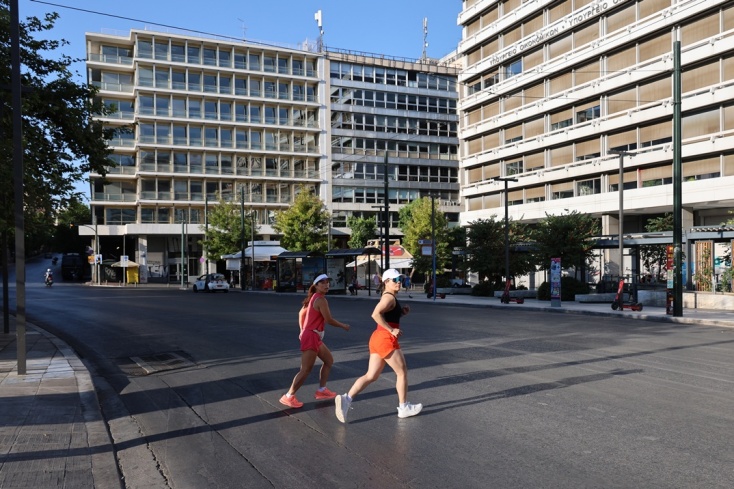 Γυναίκες τρέχουν στην κάτω πλευρά της Πλατείας Συντάγματος
