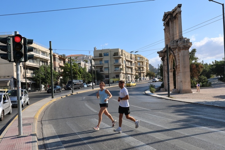 Πολίτες που αθλούνται στο κέντρο της Αθήνας 
