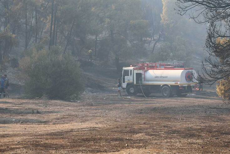 Υδροφόρες του Δήμου Σαλαμίνας στη μάχη με τις φλόγες
