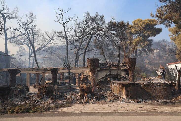 Στάχτη και αποκαΐδια στη Σαλαμίνα μετά τη μεγάλη πυρκαγιά