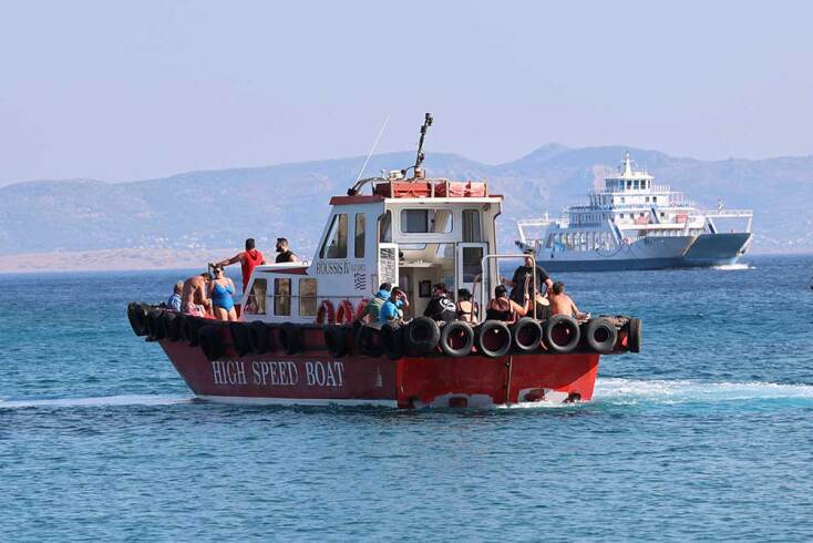 Πολίτες απομακρύνονται με σκάφη από παραλίες στη Σαλαμίνα