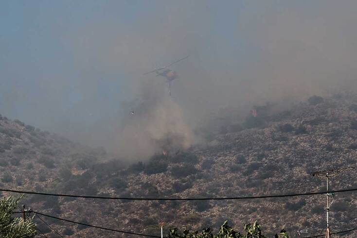 Εναέρια μέσα ρίχνουν νερό στην πυρκαγιά στη Σαλαμίνα
