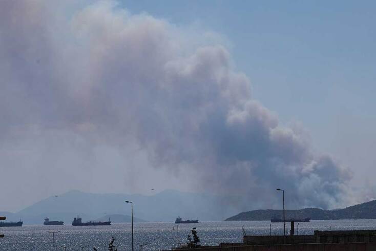 Ορατός από απόσταση πολλών χλμ. ο καπνός από τη μεγάλη φωτιά στη Σαλαμίνα