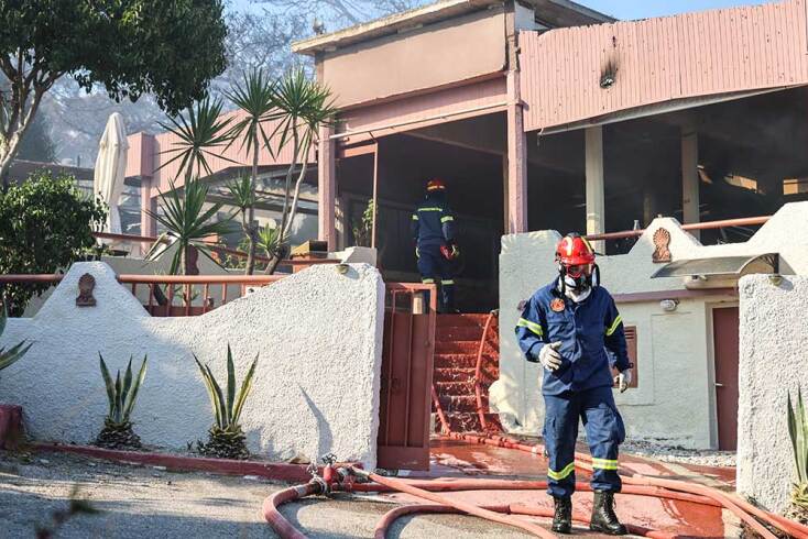 Πυροσβέστες στη Σαλαμίνα επιχειρούν μέσα σε κτίριο