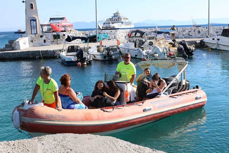 Έτοιμο να ξεκινήσει το φουσκωτό με πολίτες σε παραλία της Σαλαμίνας