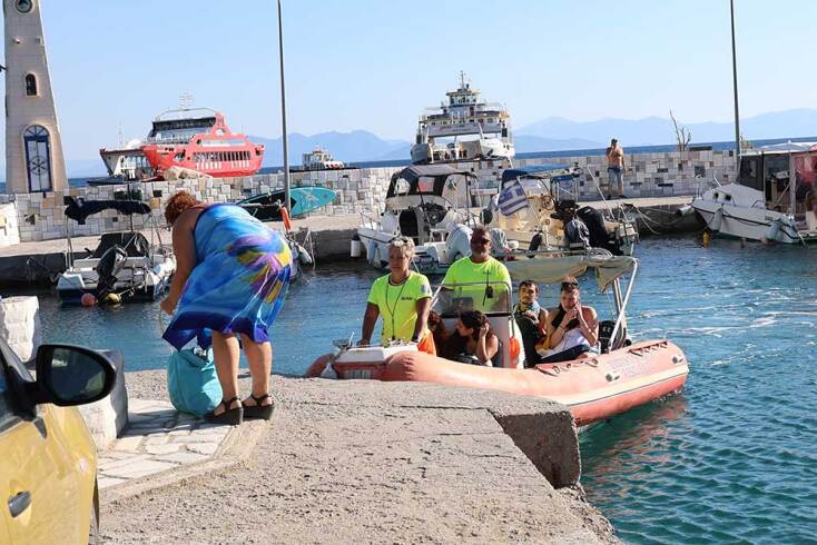 Απομάκρυνση λουομένων από παραλία στη Σαλαμίνα με φουσκωτό της Πυροσβεστικής