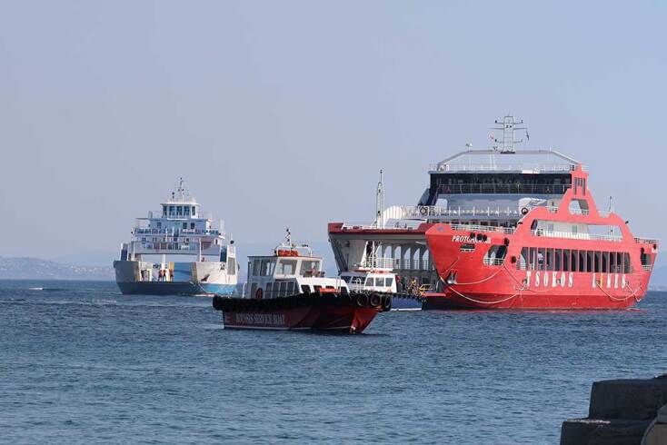 Με φέρι μποτ, πλωτά του Λιμενικού και ιδιωτικά σκάφη η εκκένωση παραλιών στη Σαλαμίνα