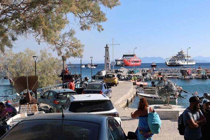 Φέρι μποτ περιμένουν στα ανοιχτά για να παραλάβουν λουόμενους από παραλία στη Σαλαμίνα