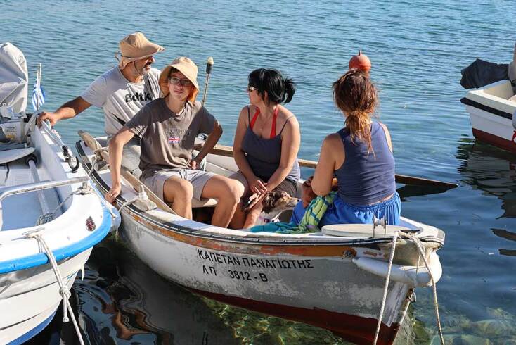 Πολίτες σε βάρκα στη Σαλαμίνα ετοιμάζονται να βγουν στα ανοιχτά