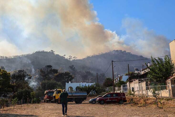 Επί ποδός οι κάτοικοι στη Σαλαμίνα λόγω της πυρκαγιάς