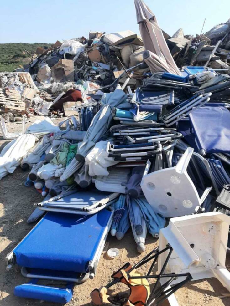 Με λουκέτα και αλυσίδες κλείδωσαν ιδιώτες στη Χαλκιδική τις ομπρέλες και τις ξαπλώστρες στην παραλία Γερακινή