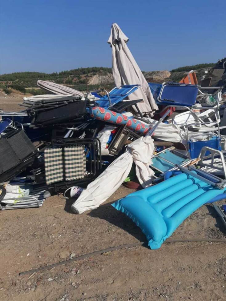 «Βουνό» ξαπλώστρες και ομπρέλες που είχαν τοποθετηθεί παράνομα στην παραλία Γερακινή της Χαλκιδικής