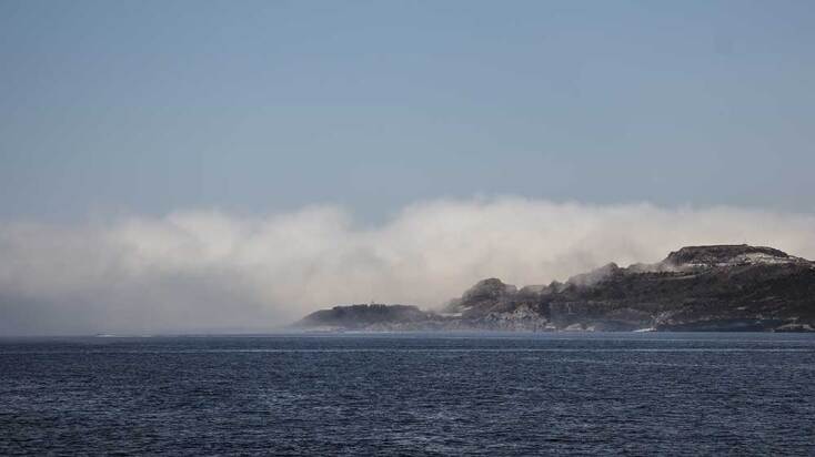 Το sea smoke αρχίζει να σκεπάζει τη στεριά
