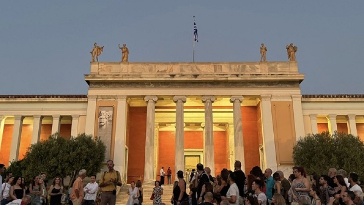 Η Αυγουστιάτικη Πανσέληνος φωτίζει το Εθνικό Αρχαιολογικό Μουσείο