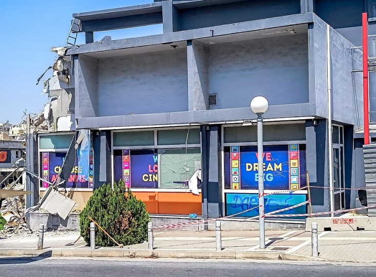 Κατεδαφίστηκε ο ιστορικός κινηματογράφος Ατλαντίς στη Δάφνη μετά από 70 χρόνια