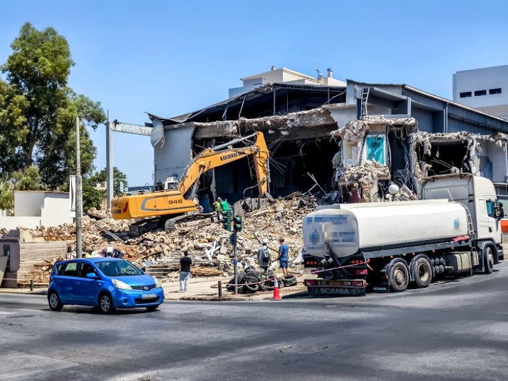 Κατεδαφίστηκε ο ιστορικός κινηματογράφος Ατλαντίς στη Δάφνη μετά από 70 χρόνια