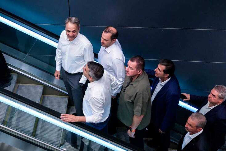 Ο πρωθυπουργός Κυριάκος Μητσοτάκης χρησιμοποιεί τις κυλιόμενες σκάλες στον σταθμό «Μίκρα» του Μετρό Θεσσαλονίκης
