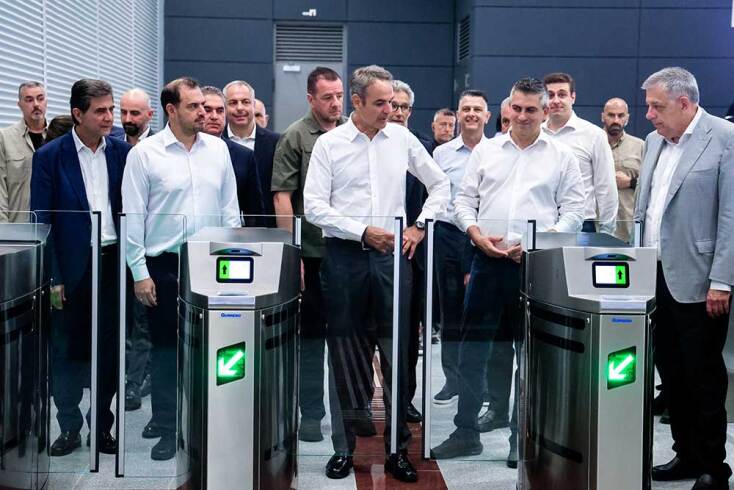 Ο πρωθυπουργός Κυριάκος Μητσοτάκης μπροστά στις μπάρες του σταθμού «Μίκρα»