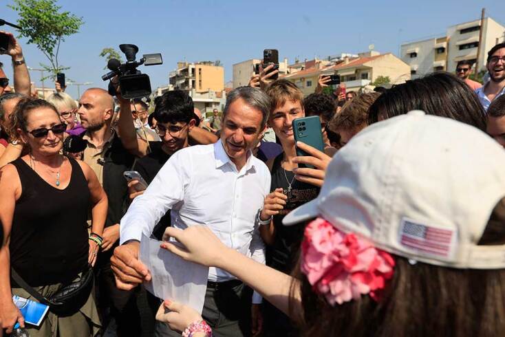 Ο πρωθυπουργός Κυριάκος Μητσοτάκης συνομιλεί με πολίτες στη Θεσσαλονίκη μετά τα εγκαίνια της γραμμής προς Καλαμαριά