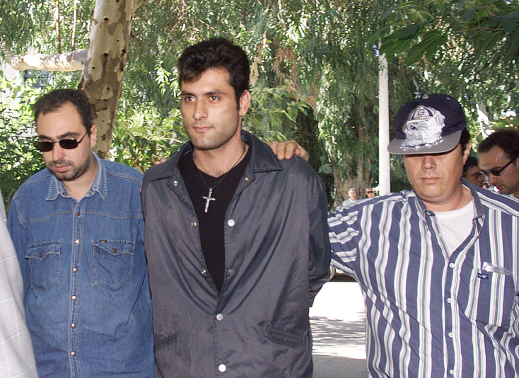 Ο Παντελής Καζάκος οδηγείται στον εισαγγελέα για τις δολοφονίες αλλοδαπών