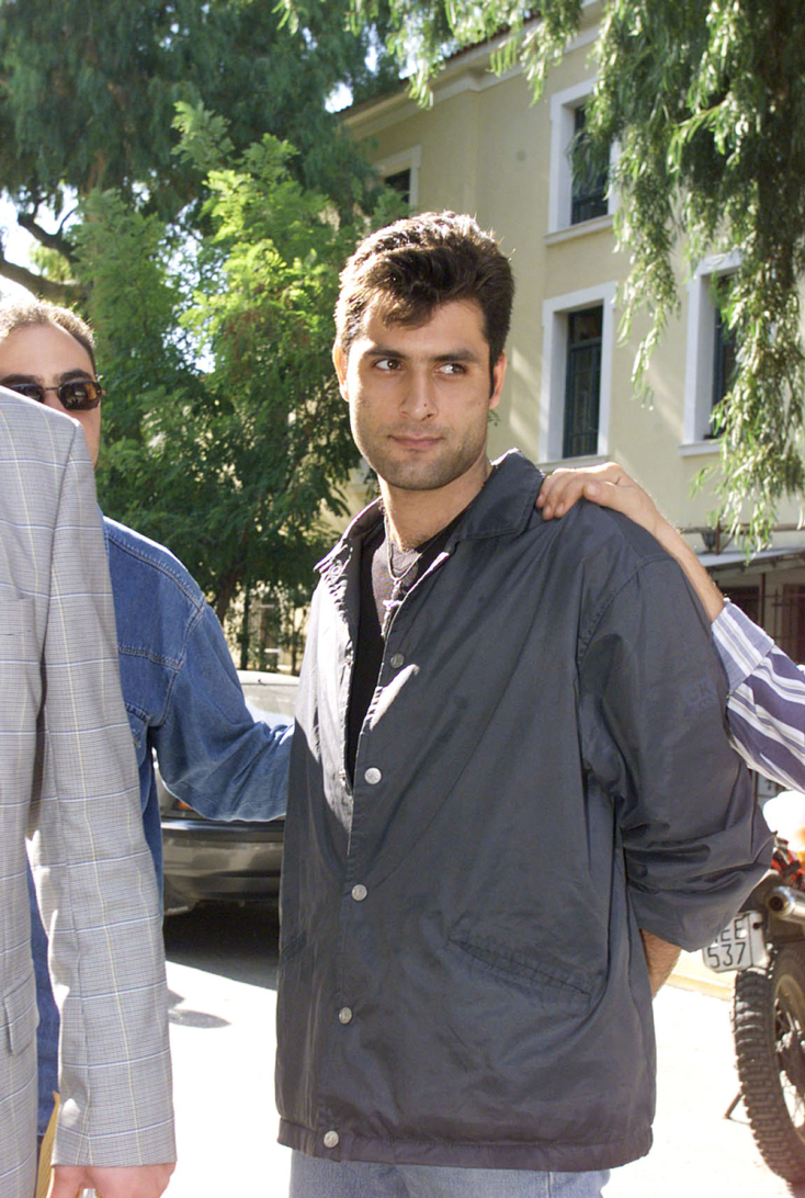 Ο Παντελής Καζάκος οδηγείται στον εισαγγελέα για τις δολοφονίες αλλοδαπών