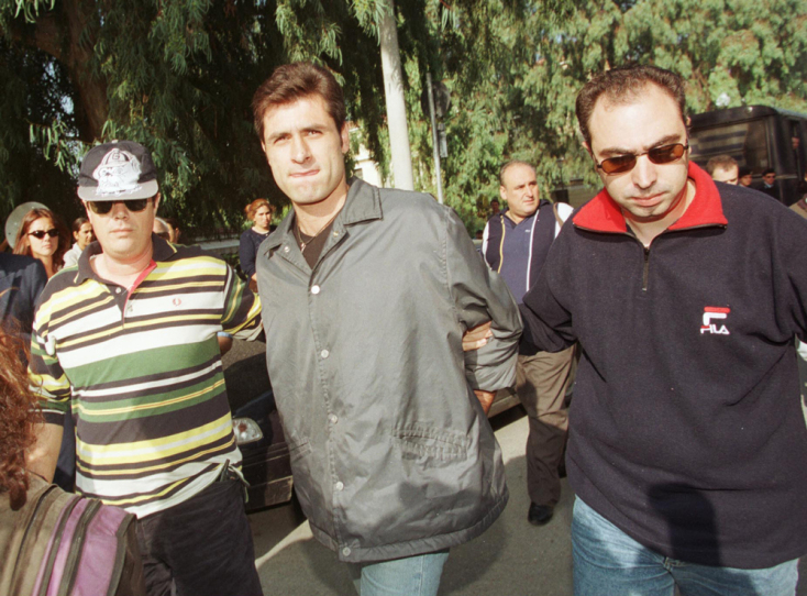 Ο Παντελής Καζάκος οδηγείται στον ανακριτή για τις δολοφονικές επιθέσεις εναντίον αλλοδαπών
