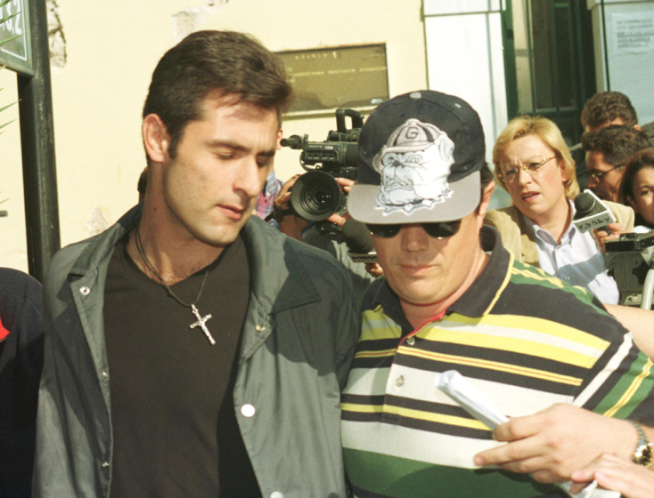 Ο Παντελής Καζάκος οδηγείται στον ανακριτή για τις δολοφονικές επιθέσεις εναντίον αλλοδαπών