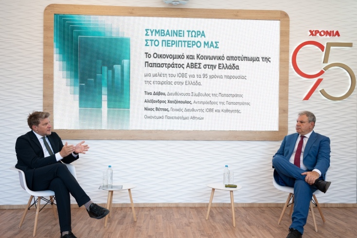 (από αριστερά προς τα δεξιά) Ο Αλέξανδρος Χατζόπουλος, Αντιπρόεδρος της Παπαστράτος και ο Νίκος Βέττας, Γενικός Διευθυντής του ΙΟΒΕ και Καθηγητής στο Οικονομικό Πανεπιστήμιο Αθηνών