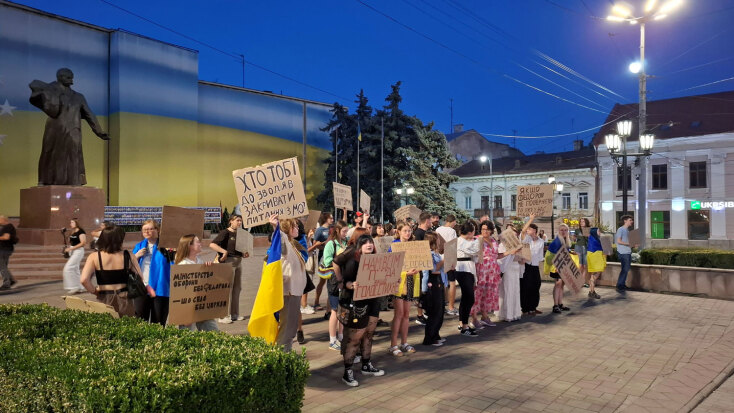 Μπροστά στο άγαλμα του Ταράς Σεβτσένκο, με φόντο μια τεράστια ουκρανική σημαία, νέοι διαδηλώνουν κατά της διαφθοράς