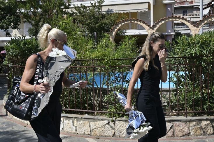 Πολίτες με λουλούδια στην Αγία Τριάδα για τον Γιώργο Μαζωνάκη