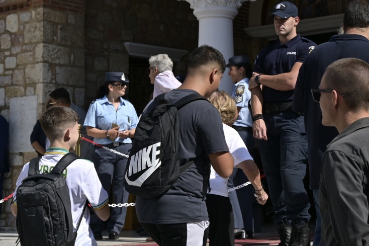 Νεαρά άτομα αποχαιρετούν με τον δικό τους τρόπο τον Γιώργο Μαζωνάκη
