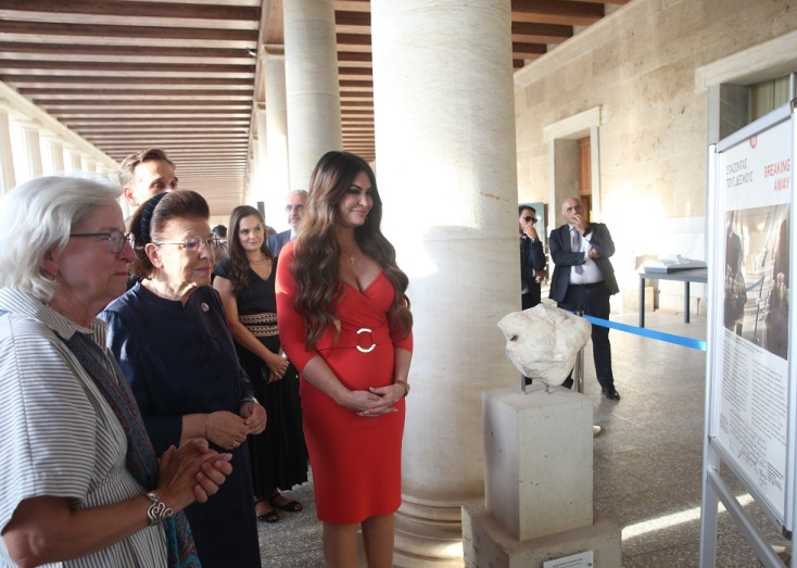 Γκίλφοϊλ - Μενδώνη στα εγκαίνια της έκθεσης «Ιδρύοντας τη Δημοκρατία στην Ελλάδα και την Αμερική»