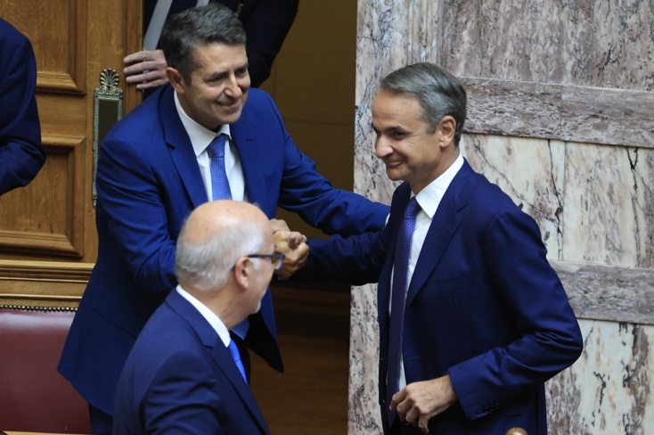 Γιώργος Μυλωνάκης και Κυριάκος Μητσοτάκης στα υπουργικά έδρανα της Βουλής