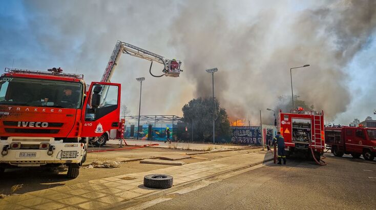 Φωτιά στου Ρέντη δίπλα στην Εθνική Οδό 