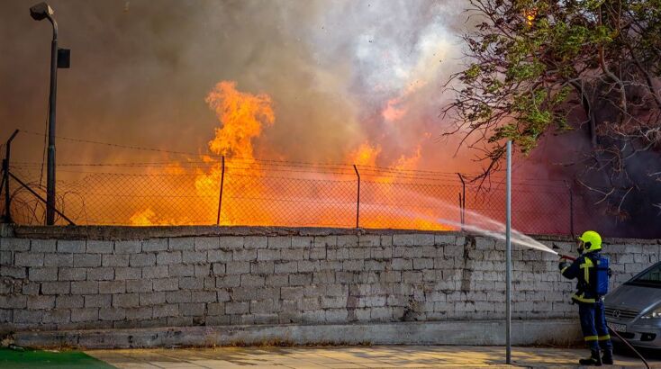 Φωτιά στου Ρέντη δίπλα στην Εθνική Οδό 