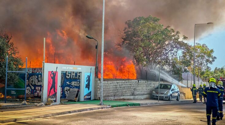 Φωτιά στου Ρέντη δίπλα στην Εθνική Οδό 
